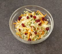 Салат из свежей капусты с клюквой