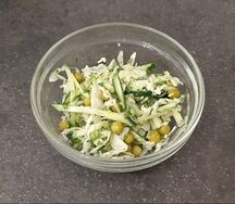 Салат из свежей капусты с зеленым горошком