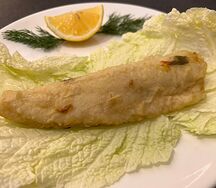 Судак жареный с луком под сыром