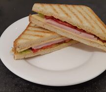 Сэндвич с ветчиной и помидором