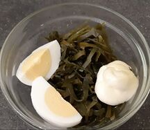 Салат с морской капустой и яйцом