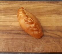 Жареный пирожок с картофелем и грибами