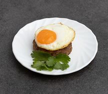 Бифштекс рубленным с яйцом