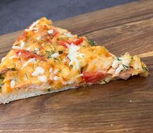 Кусок пиццы с курицей