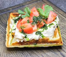 Вафля с томатами и сливочным сыром