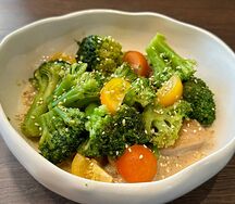 Куриные бедра с брокколи в ореховом соусе