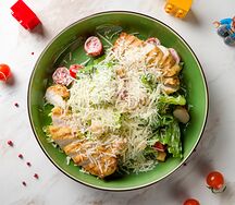 Салат Цезарь с курицей