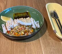 Кальмар гриль с рисом и овощами