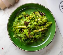 Зеленый салат с песто и брокколи
