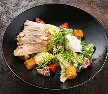 Салат Цезарь с печеной на огне куриной грудкой