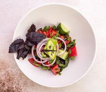 Овощной салат с красным луком и травами
