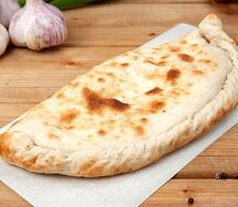 Кальцоне с грибами и сыром