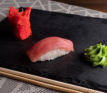 Суши с тунцом