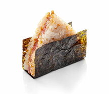 Онигири с крабом и тунцом