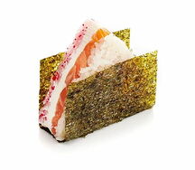 Онигири с лососем