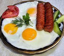 Яйцо с сосиской