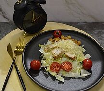 Салат цезарь с курицей