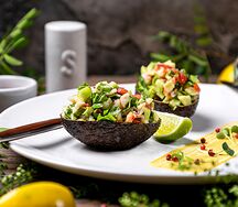 Салат с мясом камчатского краба с авокадо и спелыми томатами