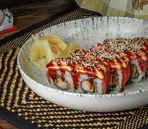 Ролл с тунцом, креветкой и соусом кимчи