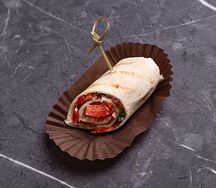 Рулетик из лаваша с курицей и овощами