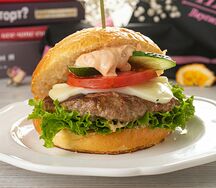 Бургер с котлетой из мраморной говядины