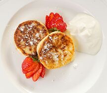 Сырники с джемом и сметаной