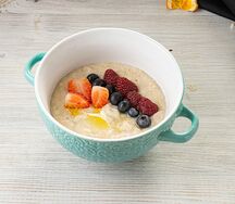 Каша овсяная с ягодами