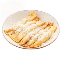 Большая порция блинов с сыром и ветчиной