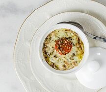 Жульен с курицей и сыром, со сливочном соусом и сыром Пармезан