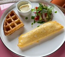 Омлет из 3 яиц с вафлей и мини-салатом