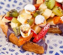 Маршмеллоу, ягоды и фрукты