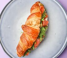 Круассан с лососем