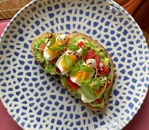 Тост с мятым авокадо