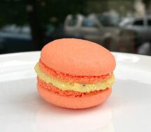 Макаронс Маракуйя-горгондзола