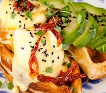 Бенедикт с авокадо