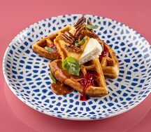 Чизкейк, соленая карамель и пекан