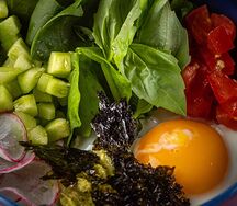 Киноа боул с яйцом и овощами