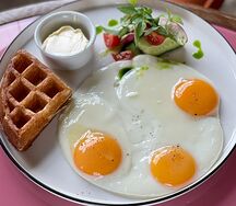 Глазунья из 3 яиц с вафлей и мини-салатом