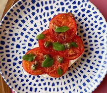 Тост с томатами и страчателлой