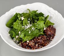 Салат с печенью цыпленка и голубым сыром