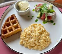 Скрембл из 3 яиц с вафлей и мини-салатом