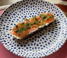 Тост с лососем и сливочным сыром