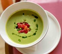 Суп из зеленого горошка с тартаром из лосося