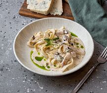 Тальятелле с куриной грудкой и лесными грибами в сливочном соусе