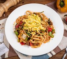 Каурма лагман с яйцом и овощами