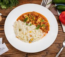 Пряный чахохбили с рисом и овощами