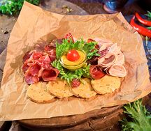 Нарезка мясных деликатесов