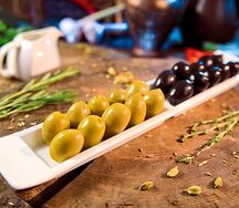 Гигантские греческие маслины и оливки 