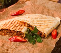 Кесадилья с курицей и моцареллой
