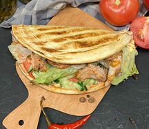 Пицца с летним салатом и курицей
